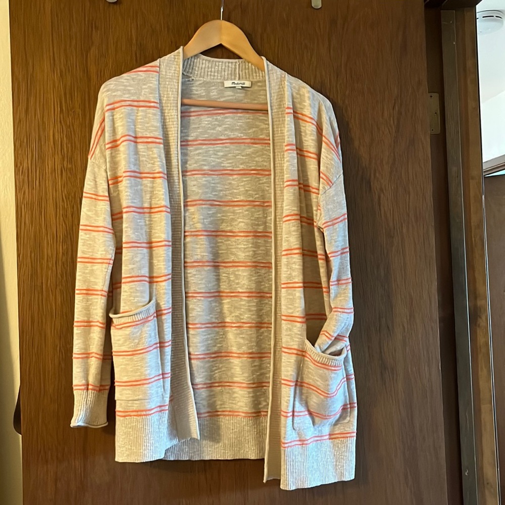 Brand new Madewell sweater. Pockets and lightweight material